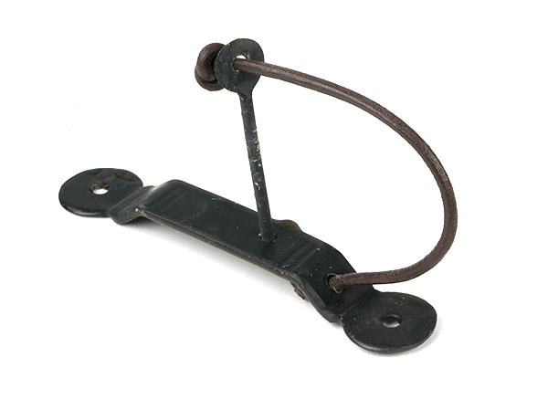 External Beeswax Locking Penny End Screw on Staple