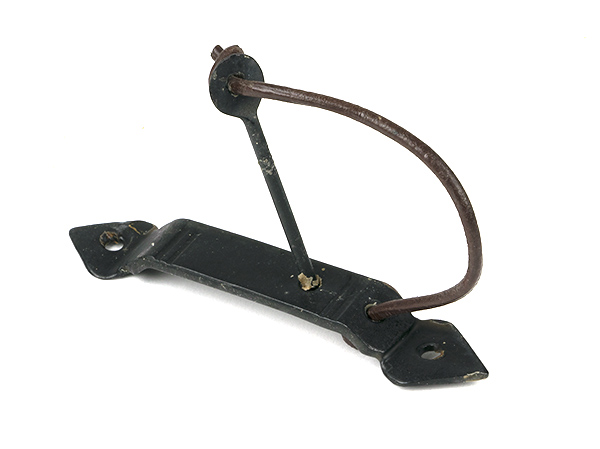 External Beeswax Locking Gothic Screw on Staple